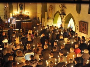 I funerali di Tim Ribberink, nella chiesa di Tilligte, in Olanda, dove il ragazzo viveva. “Invece di maledire il buio accendiamo una candela”