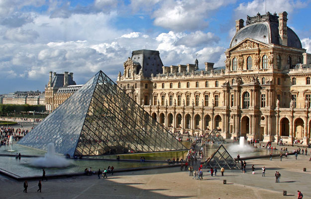 Il Museo del Louvre a Parigi, in Francia, è uno dei più celebri musei del mondo, e il primo per numero di visitatori: 8,8 milioni l'anno.