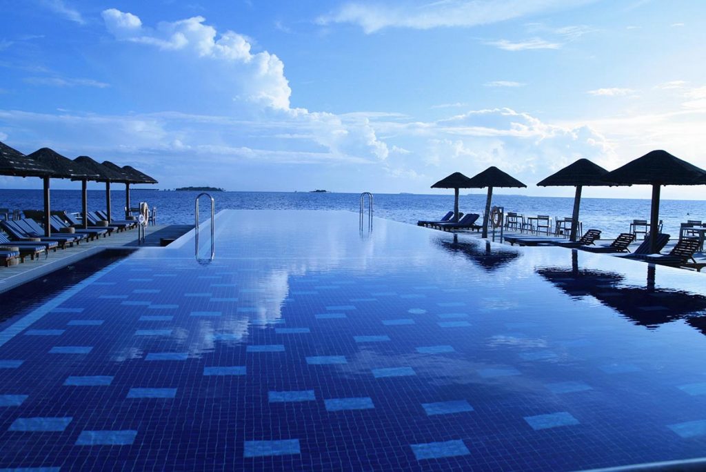 maldive-resort-piscina